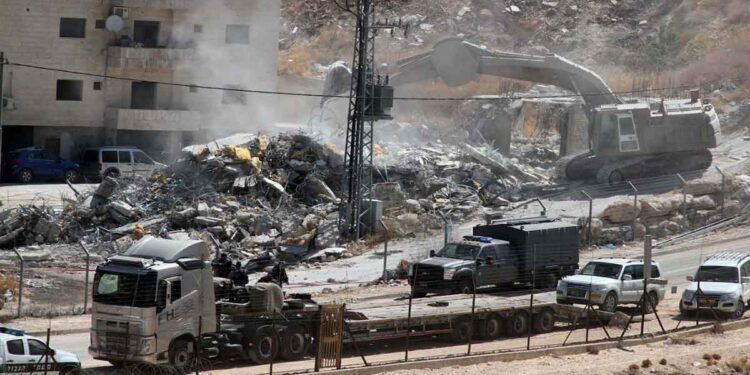 آليات الاحتلال الإسرائيلي تهدم 3 مساكن فلسطينية جنوبي الضفة