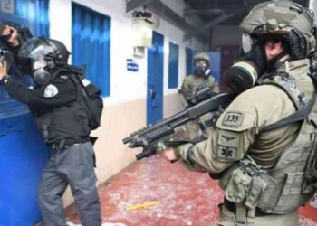 Israeli prison authorities storm Ramon prison, deny Palestinian prisoners their rights