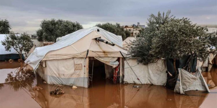 فصل الشتاء يفاقم معاناة سكان المخيمات في إدلب السورية