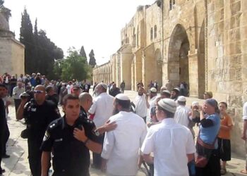 مستوطنون يقتحمون باحات الأقصى