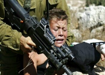 IOF Assaults a Palestinian Child and His Mother in Hebron