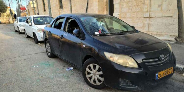 East Jerusalem: Settlers damage Palestinian vehicles, others storm al-Aqsa