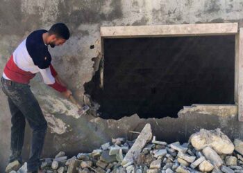 IOF Force A Jerusalemite to Demolish His House in Wadi Al-Humus Area