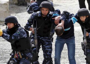 الأجهزة الأمنية الفلسطينية تواصل انتهاكاتها بحق الطلبة والنشطاء