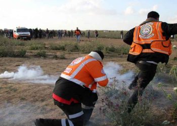 فيديو يوثق إطلاق شرطي إسرائيلي الرصاص على مسعف فلسطيني من مسافة قصيرة