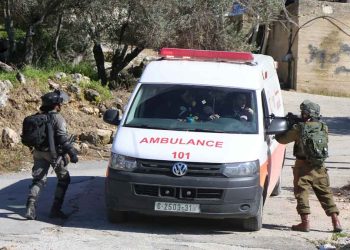 الاحتلال الإسرائيلي يستهدف سيارة إسعاف ويصيب العشرات في الضفة