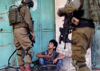 صورة ارشيفية اعتقال اطفال فلسطينيين