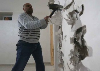 الاحتلال الإسرائيلي يجبر مقدسيين على هدم منزل و5 منشآت تجارية