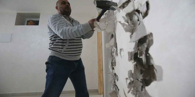 الاحتلال الإسرائيلي يجبر مقدسيين على هدم منزل و5 منشآت تجارية