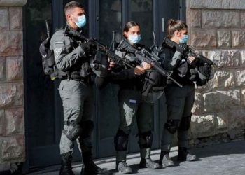 مجندة إسرائيلية تعتدي بالضرب على فتاة فلسطينية عقب اعتقالها