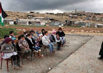 اطفال يدرسون في العراء