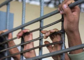 غرامات مالية وحرمان من الزيارة.. الاحتلال الإسرائيلي يعاقب أسرى “عوفر”