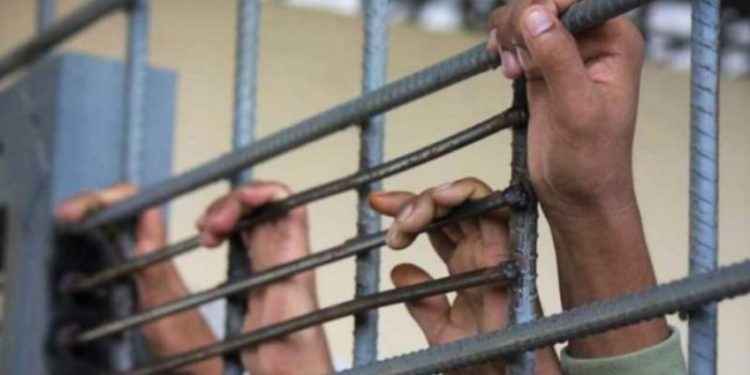 غرامات مالية وحرمان من الزيارة.. الاحتلال الإسرائيلي يعاقب أسرى “عوفر”