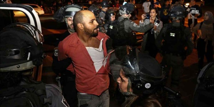 31 injured and 12 arrested, after Israeli forces’ attack on Sheikh Jarrah