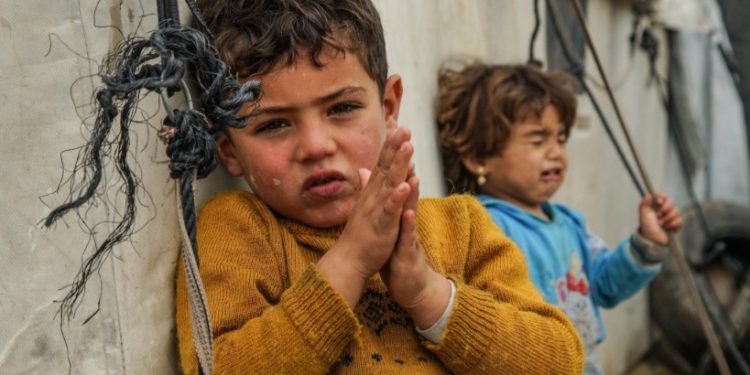 وفاة رضيعتين بسبب البرد الشديد في مخيمات النزوح شمال غربي سوريا