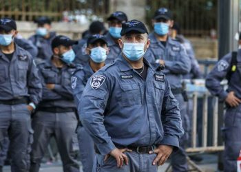 Israeli Settlers Attack Palestinian Homes in “Sheikh Jarrah” Under Police Protection