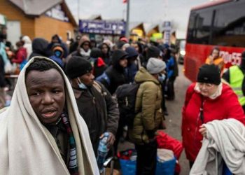 معاملة الفارين من جحيم الحرب في أوكرانيا على أساس العرق واللون وصمة عار