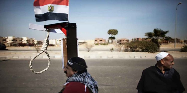 مقتل وإصابة 47 طفلا باليمن في أول شهرين من العام الجاري قتل وأصيب 47 طفلا يمنياً في أول شهرين من العام الحالي، على خلفية النزاع الدائر في اليمن، الذي يشهد أسوأ أزمة إنسانية في العالم. جاء ذلك في بيان لمنظمة الأمم المتحدة للطفولة "اليونيسيف" اليوم السبت، أوضح أن التقارير تفيد بأن 47 طفلا على الأقل قتلوا أو أصيبوا خلال أول شهرين من هذا العام في مناطق عدة من اليمن"، مشيراً إلى استمرار تصاعد العنف هذا العام. وأضاف البيان: "كالعادة؛ فإن الأطفال هم أول وأكثر من يعاني". وبينت "يونيسف" أن النزاع تسبب بانهيار في قطاعات الصحة والاقتصاد والتعليم وغيرها في البلاد، فيما يعيش أكثر من 3.3 ملايين نازح في مدارس ومخيمات حيث تتفشى الأمراض كالكوليرا بفعل شح المياه النظيفة. وقالت إن أكثر من ألفين و500 مدرسة في البلاد باتت غير صالحة للاستخدام، "إذ تم تدميرها أو تحويلها لأغراض عسكرية أو استخدامها كمراكز إيواء للنازحين"، لافتة إلى تقديرات سابقة للأمم المتحدة بوجود مليوني طفل تقريبا خارج المدارس. وأكدت "يونيسف" في بيانها أنه "منذ تصاعد النزاع في اليمن قبل نحو سبعة أعوام، تحققت الأمم المتحدة من مقتل وإصابة أكثر من 10 آلاف و200 طفل"، مشيرة إلى أنه "من المرجح أن تكون الأرقام الفعلية أعلى بكثير". وكانت المنظمة أفادت في تشرين اول الماضي بمقتل نحو 10 آلاف طفل في الحرب. وكان تقرير لخبراء الأمم المتحدة قدم إلى مجلس الأمن ونشر في كانون ثاني الماضي تحدث عن عملية تجنيد واسعة للأطفال، وقال إنه يملك قائمة لـ1406 أطفال تتراوح أعمارهم بين 10 و17 عاما، جندهم الحوثيون ولقوا حتفهم في ساحة القتال في العام 2020. ويشهد اليمن منذ نحو سبع سنوات حربا مستمرة بين القوات الموالية للحكومة المدعومة بتحالف عسكري عربي تقوده الجارة السعودية، والحوثيين المدعومين من إيران، المسيطرين على عدة محافظات بينها العاصمة صنعاء منذ سبتمبر/أيلول 2014. وحتى نهاية العام 2021، أسفرت الحرب عن مقتل 377 ألف يمني، وفق الأمم المتحدة، ويعتمد معظم السكان البالغ عددهم 30 مليونا على المساعدات.