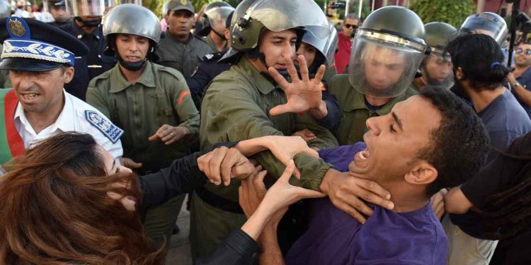 اعتقال 25 معلماً، من أصل 100 أوقفهم الأمن المغربي