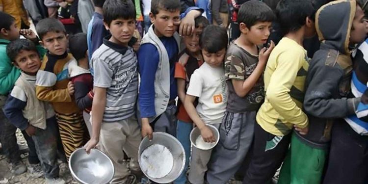مقتل وإصابة 47 طفلا باليمن في أول شهرين من العام الجاري قتل وأصيب 47 طفلا يمنياً في أول شهرين من العام الحالي، على خلفية النزاع الدائر في اليمن، الذي يشهد أسوأ أزمة إنسانية في العالم. جاء ذلك في بيان لمنظمة الأمم المتحدة للطفولة "اليونيسيف" اليوم السبت، أوضح أن التقارير تفيد بأن 47 طفلا على الأقل قتلوا أو أصيبوا خلال أول شهرين من هذا العام في مناطق عدة من اليمن"، مشيراً إلى استمرار تصاعد العنف هذا العام. وأضاف البيان: "كالعادة؛ فإن الأطفال هم أول وأكثر من يعاني". وبينت "يونيسف" أن النزاع تسبب بانهيار في قطاعات الصحة والاقتصاد والتعليم وغيرها في البلاد، فيما يعيش أكثر من 3.3 ملايين نازح في مدارس ومخيمات حيث تتفشى الأمراض كالكوليرا بفعل شح المياه النظيفة. وقالت إن أكثر من ألفين و500 مدرسة في البلاد باتت غير صالحة للاستخدام، "إذ تم تدميرها أو تحويلها لأغراض عسكرية أو استخدامها كمراكز إيواء للنازحين"، لافتة إلى تقديرات سابقة للأمم المتحدة بوجود مليوني طفل تقريبا خارج المدارس. وأكدت "يونيسف" في بيانها أنه "منذ تصاعد النزاع في اليمن قبل نحو سبعة أعوام، تحققت الأمم المتحدة من مقتل وإصابة أكثر من 10 آلاف و200 طفل"، مشيرة إلى أنه "من المرجح أن تكون الأرقام الفعلية أعلى بكثير". وكانت المنظمة أفادت في تشرين اول الماضي بمقتل نحو 10 آلاف طفل في الحرب. وكان تقرير لخبراء الأمم المتحدة قدم إلى مجلس الأمن ونشر في كانون ثاني الماضي تحدث عن عملية تجنيد واسعة للأطفال، وقال إنه يملك قائمة لـ1406 أطفال تتراوح أعمارهم بين 10 و17 عاما، جندهم الحوثيون ولقوا حتفهم في ساحة القتال في العام 2020. ويشهد اليمن منذ نحو سبع سنوات حربا مستمرة بين القوات الموالية للحكومة المدعومة بتحالف عسكري عربي تقوده الجارة السعودية، والحوثيين المدعومين من إيران، المسيطرين على عدة محافظات بينها العاصمة صنعاء منذ سبتمبر/أيلول 2014. وحتى نهاية العام 2021، أسفرت الحرب عن مقتل 377 ألف يمني، وفق الأمم المتحدة، ويعتمد معظم السكان البالغ عددهم 30 مليونا على المساعدات.