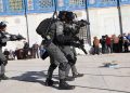 الشرطة الإسرائيلية تجدد اقتحام “الأقصى” وتخليه من المصلين