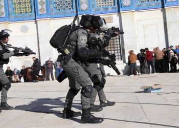 الشرطة الإسرائيلية تجدد اقتحام “الأقصى” وتخليه من المصلين