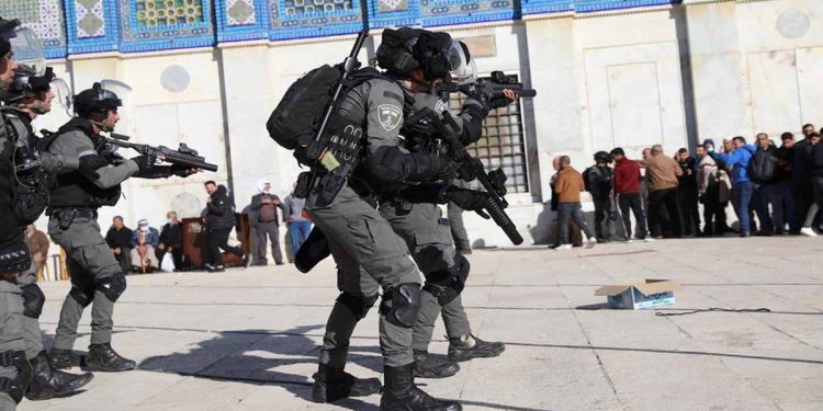 الشرطة الإسرائيلية تجدد اقتحام “الأقصى” وتخليه من المصلين