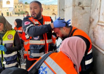 بينهم مصوران صحفيان ومسعف.. عشرات المصابين في اقتحام إسرائيلي لـ”الأقصى”