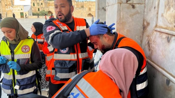 بينهم مصوران صحفيان ومسعف.. عشرات المصابين في اقتحام إسرائيلي لـ”الأقصى”