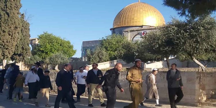 الشرطة الإسرائيلية تقتحم الأقصى