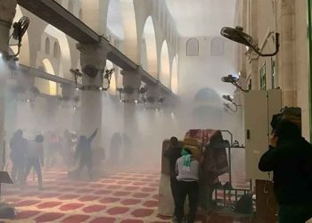 أصيب 153 فلسطينيا على الأقل، واعتُقل نحو 400 آخرين، اليوم الجمعة، إثر اقتحام قوات الاحتلال الإسرائيلي للمسجد الأقصى