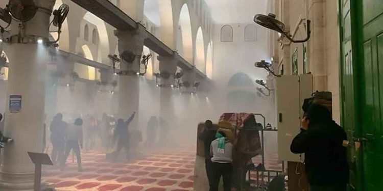 أصيب 153 فلسطينيا على الأقل، واعتُقل نحو 400 آخرين، اليوم الجمعة، إثر اقتحام قوات الاحتلال الإسرائيلي للمسجد الأقصى