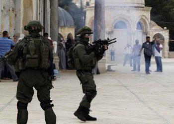 Israeli Police Storm al-Aqsa Anew, Closes Ibrahimi Mosque