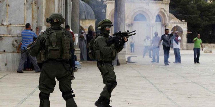 Israeli Police Storm al-Aqsa Anew, Closes Ibrahimi Mosque
