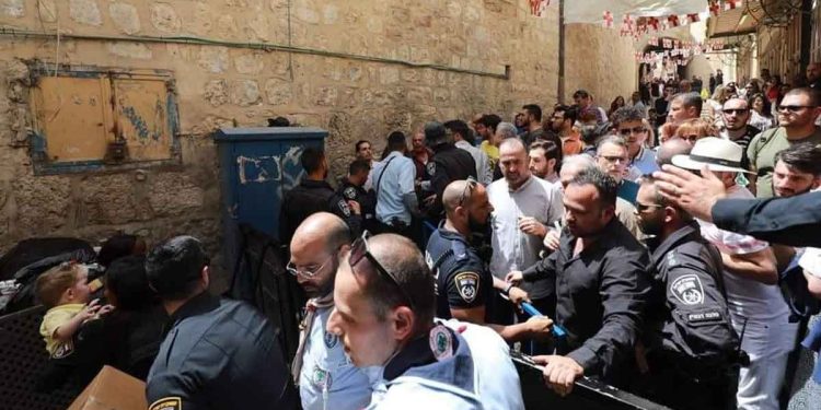 قيود إسرائيلية وتشديدات واعتداءات على المسيحيين في القدس