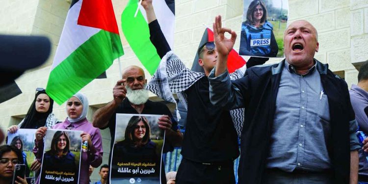 خبراء حقوقيون أمميون: اغتيال “شيرين أبو عاقلة” قد يرقى إلى جريمة حرب