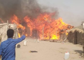 معاناة النازحين اليمنيين تتواصل.. اندلاع حريق في مخيم وسط البلاد