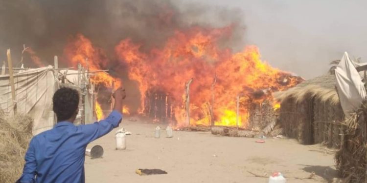 معاناة النازحين اليمنيين تتواصل.. اندلاع حريق في مخيم وسط البلاد