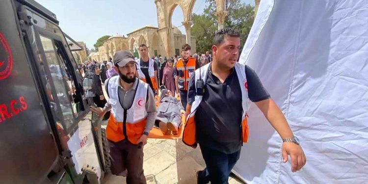 مستوطنون إسرائيليون يعتدون على طاقم "الهلال الأحمر"