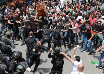 عشرات الإصابات في اعتداء الاحتلال على موكب تشييع جثمان “شيرين أبو عاقلة”