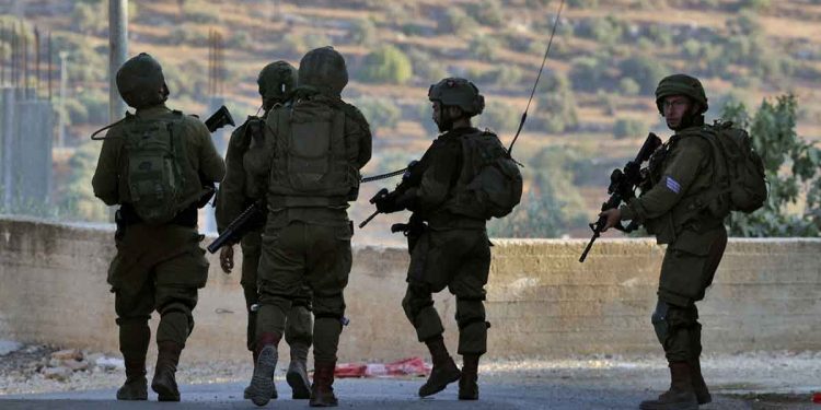 IOF Arrests 21 Palestinians arrested in West Bank Raids