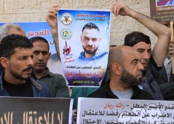 رغم تدهور حالتهما الصحية.. المعتقلان الفلسطينيان عواودة وريان يواصلان الإضراب