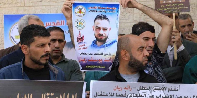 رغم تدهور حالتهما الصحية.. المعتقلان الفلسطينيان عواودة وريان يواصلان الإضراب