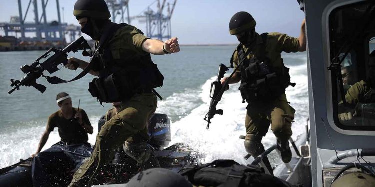 The Israeli Occupation Naval Arrests 4 Palestinian Fishermen and Injures Two Others