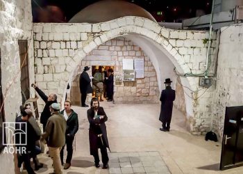 Dozens of Palestinians Injured as Settlers Stormed a Gaveyard in Nablus