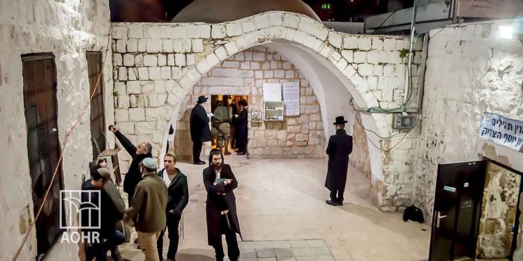 Dozens of Palestinians Injured as Settlers Stormed a Gaveyard in Nablus