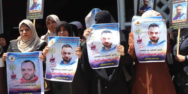 صورة من الارشيف وققة تضامنية مع الأسيران