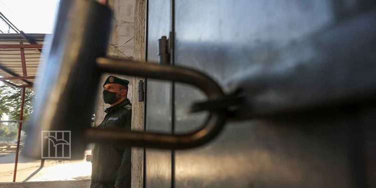 6 معتقلين سياسيين في السجون الفلسطينية يبدأون إضراباً عن الطعام