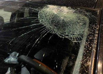 مستوطنون يعتدون على مركبات ومنازل وأراض فلسطينية