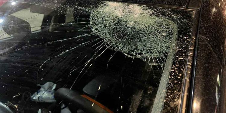 مستوطنون يعتدون على مركبات ومنازل وأراض فلسطينية